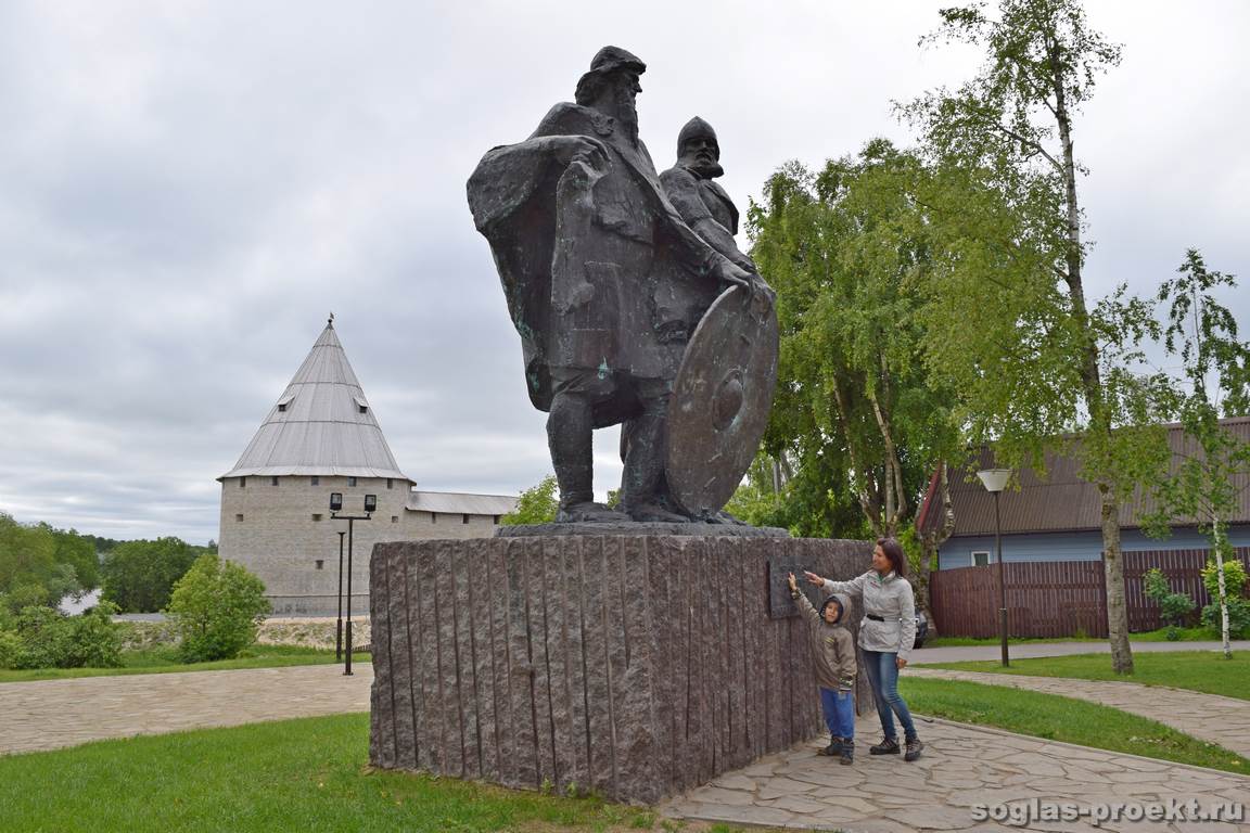 Старая ладога памятник. Памятник Рюрику и Олегу в старой Ладоге. Старая Ладога памятник Рюрику. Памятник Олегу Вещему и Рюрику в городе Старая Ладога. Памятник Рюрику варяжскому.